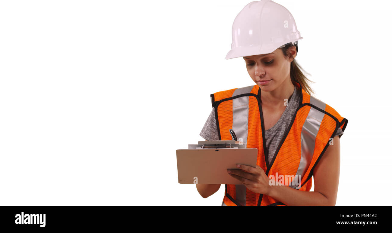 Female construction worker gilet de sécurité en utilisant le presse-papiers sur fond blanc Banque D'Images