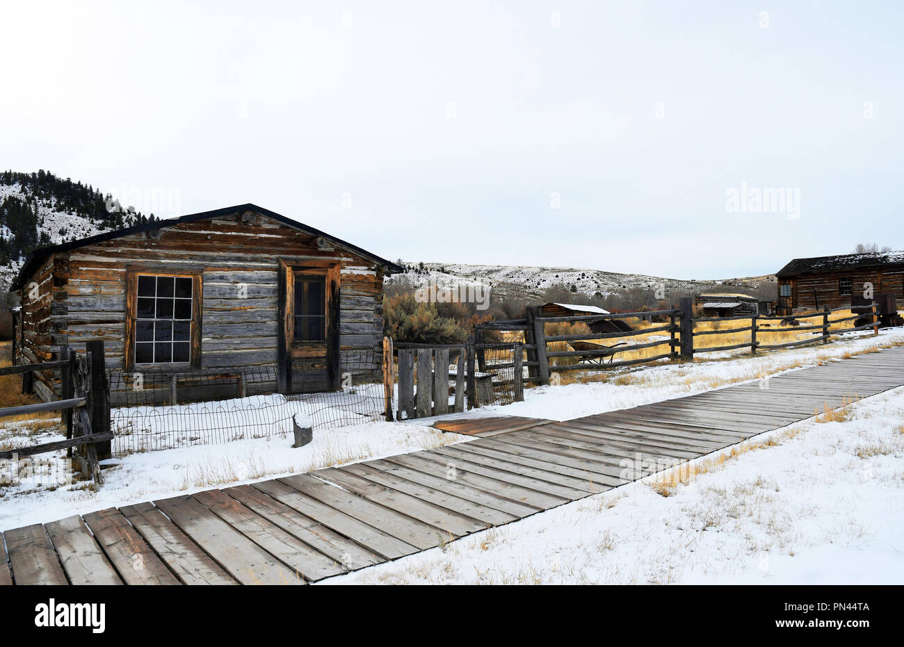 BANNACK, Montana, USA - 15 décembre 2017 : vieux bâtiments rustiques en hiver à Bannack Historic State Park Banque D'Images