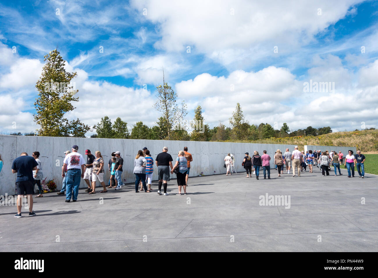Les visiteurs voir le Mur des noms, situé à l'extrémité de la Memorial Plaza à Flight 93 National Memorial, Shanksville, comté de Somerset, New Jersey, USA Banque D'Images