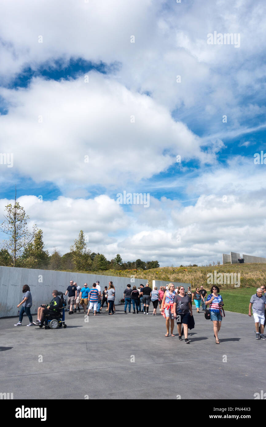 Les visiteurs voir le Mur des noms, situé à l'extrémité de la Memorial Plaza à Flight 93 National Memorial, Shanksville, comté de Somerset, New Jersey, USA Banque D'Images