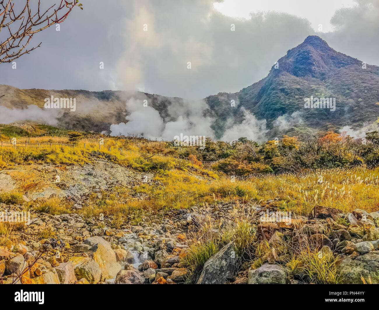 Owakudani Hot spring pond avec Misty et soufre Active Endeavour est populaire une vue panoramique, l'activité volcanique et les oeufs bouillis dans noir hot springs à Hakone, Banque D'Images