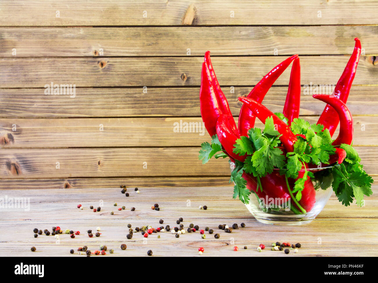 Red chili peper sur fond de bois/ Close up Banque D'Images