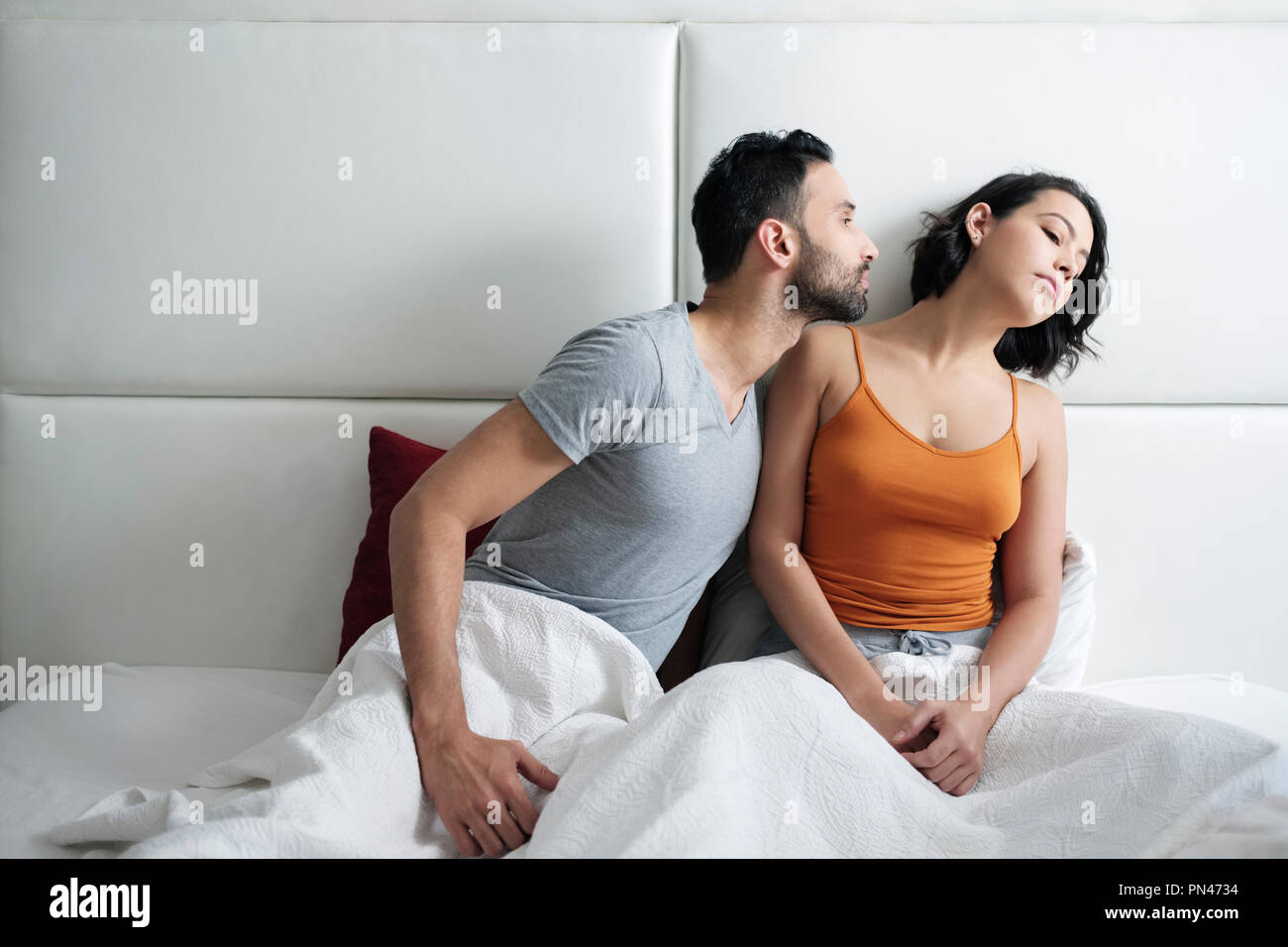 Les problèmes relationnels avec Angry Woman in Bed Banque D'Images