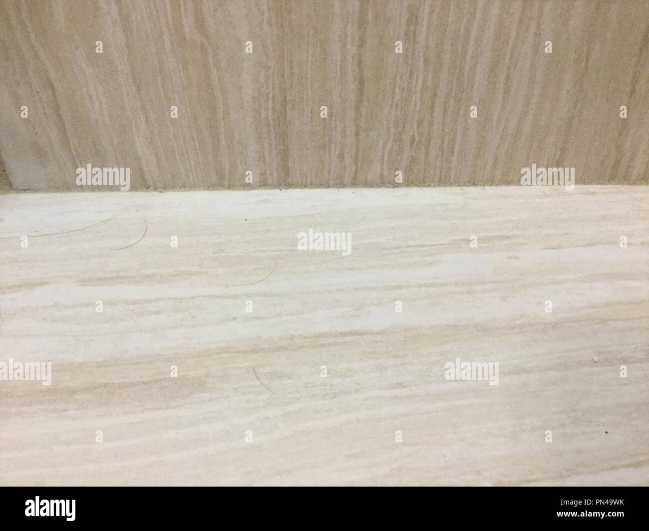 Grain en bois forme conseils coin sur le plancher et le mur. Banque D'Images
