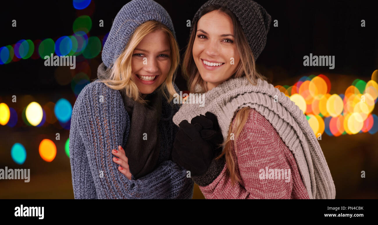 Deux jolies dames en vêtements d'hiver sur fond flou d'eux-mêmes de réchauffement Banque D'Images