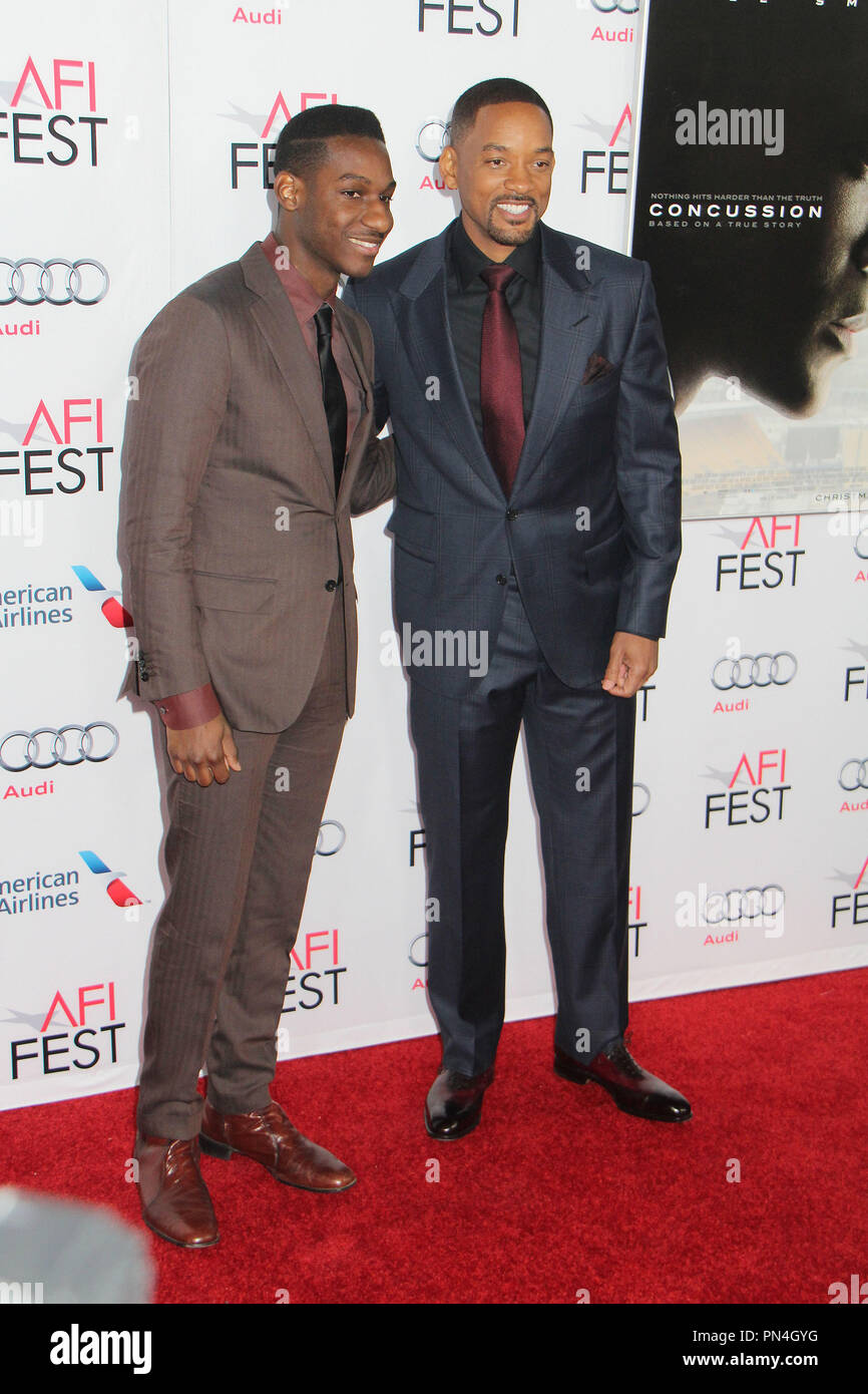 Leon Bridges, Will Smith 11/10/2015 'Commotion' Premiere tenue au Théâtre chinois de Grauman à Hollywood, CA Photo par Kazuki Hirata / HNW / PictureLux Banque D'Images