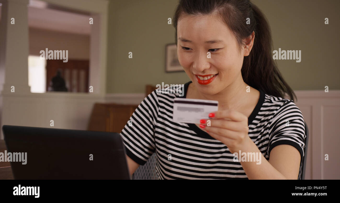 Fermer la vue de milliers de femmes shopper faire achat en ligne avec un ordinateur portable Banque D'Images