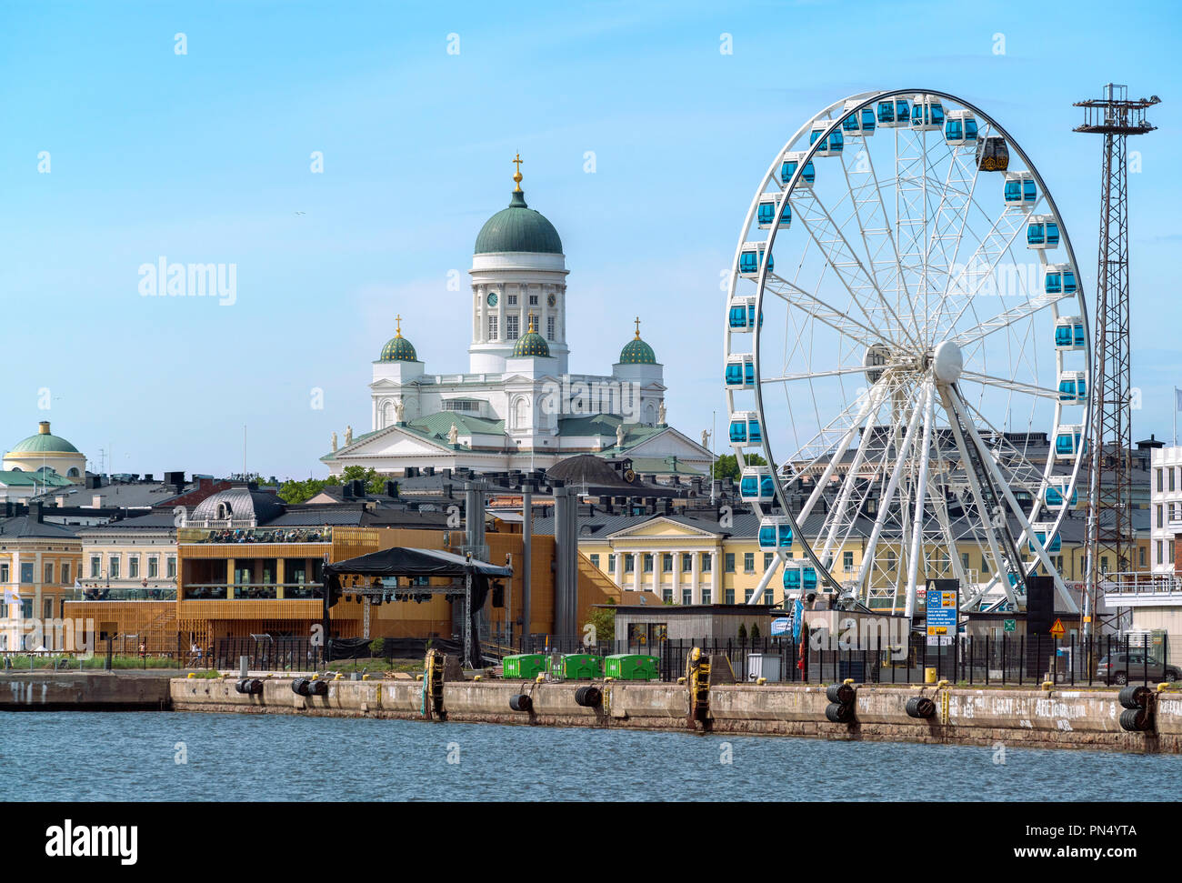 Les toits de la cathédrale d'Helsinki avec Sky et Skywheel ferriswheel Roue Ferris roue en été. Waterfront Helsinki Finlande Banque D'Images