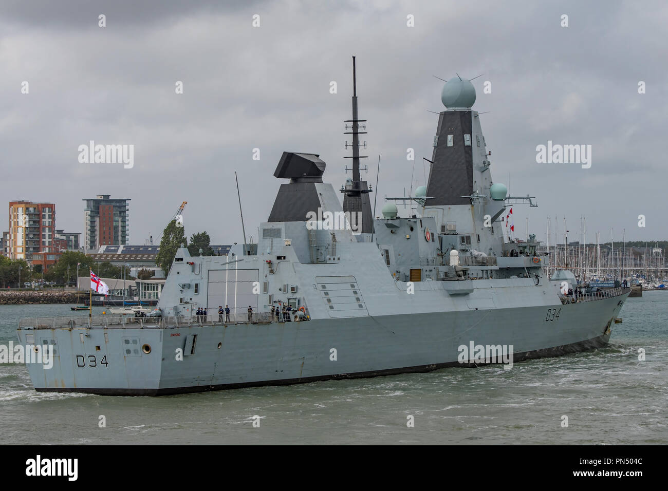 La Royal Navy Type 45 destroyer HMS Diamond, de retourner à Portsmouth, Royaume-uni le 19/9/18 après patrouiller dans l'Atlantique Nord, la mer Baltique et les eaux de la maison. Banque D'Images