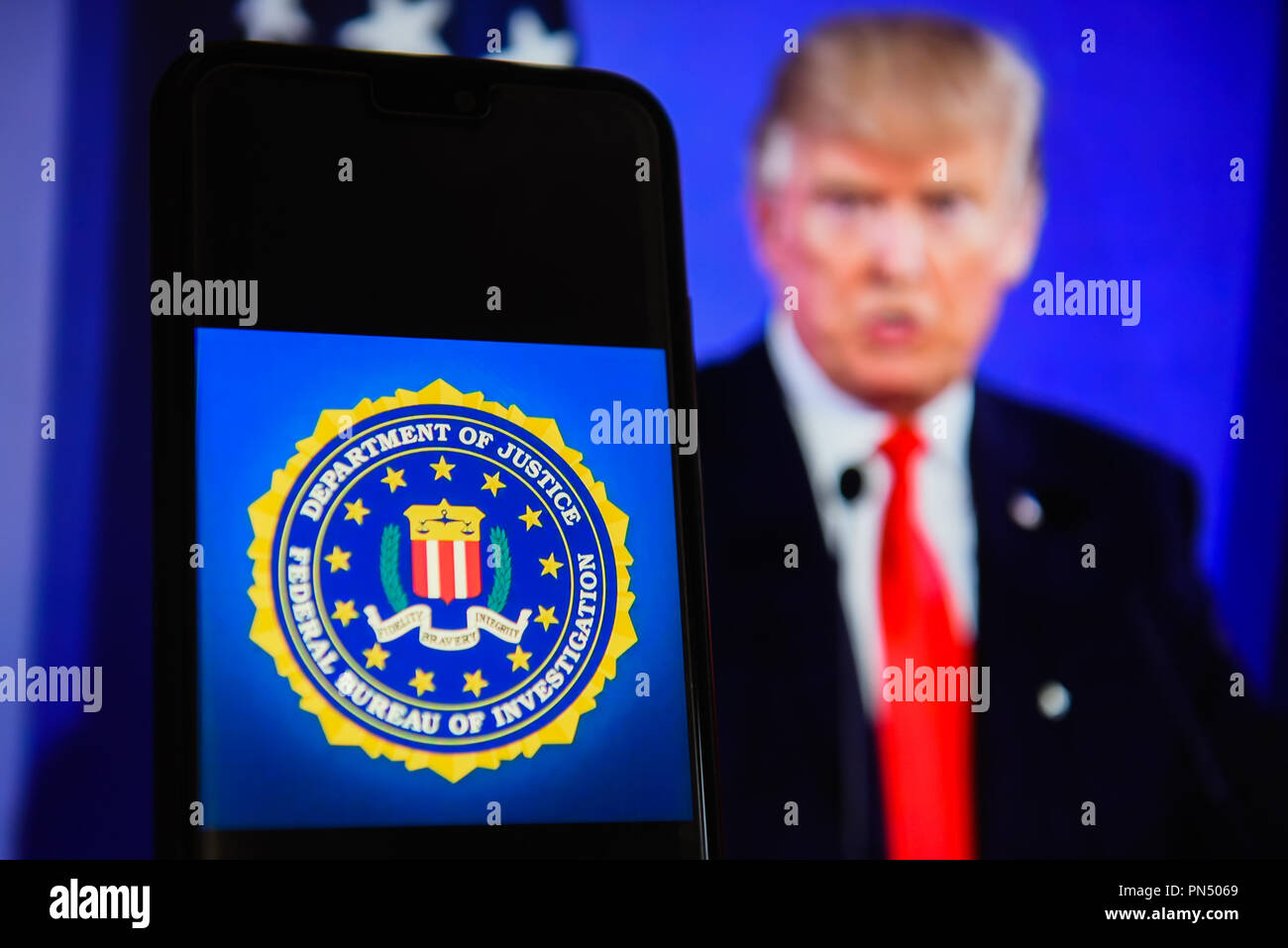 Le Federal Bureau of Investigation (FBI) logo est vu sur un téléphone mobile Android avec le président des États-Unis d'Amérique, Donald Trump sur l'arrière-plan. Banque D'Images