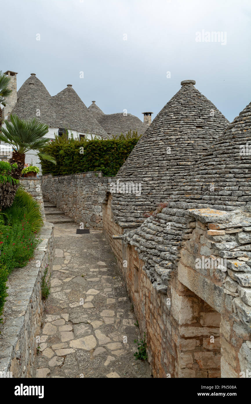 La petite ville unique Sud Italia Alberobello avec pierres antient maisons coniques trullo, destination touristique, région des Pouilles près de Bari Banque D'Images