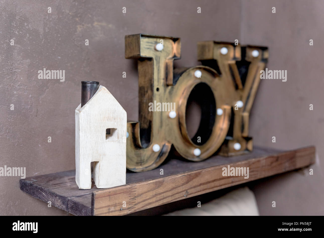 Petite Maison En Bois Nouveau Accueil Concept Message Texte Libelle Du Mot Joie Dans Ma Nouvelle Maison Permettez Reves Carte Invitation A Cremaillere Profitez Trendy Decoration Maison Lampe De Nuit Veilleuse Copy Space Photo Stock Alamy