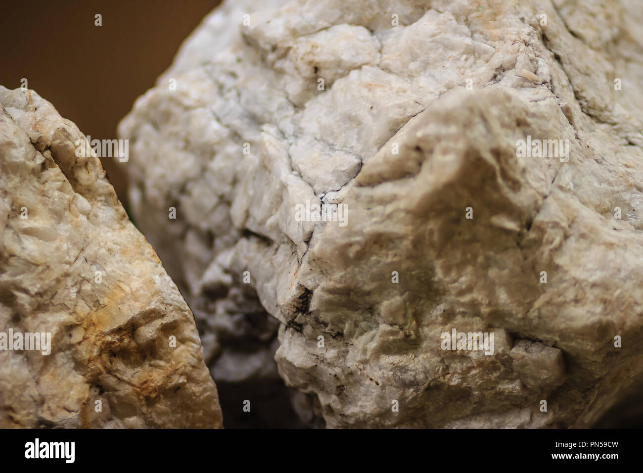 Spécimen de matières premières de la barytine de pierre provenant de l'exploitation des mines et des carrières. Baryte ou la barytine (BaSO4) est un minéral composé de sulfate de baryum. Baryte est généralement blanc Banque D'Images