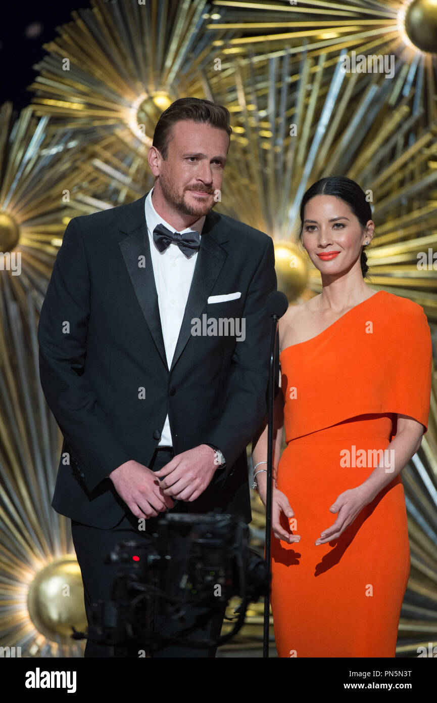 Les présentateurs Jason Segel et Olivia Munn sur scène lors de la diffusion de l'ABC en direct 88e Oscars® au Dolby® Theatre à Hollywood, CA le Dimanche, Février 28, 2016. Référence #  32854 Fichier 533THA pour un usage éditorial uniquement - Tous droits réservés Banque D'Images