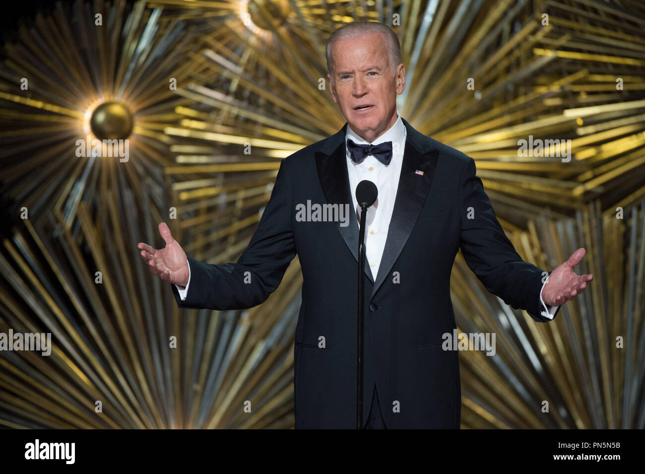 Le vice-président Joe Biden présente lors de la diffusion de l'ABC en direct 88e Oscars® au Dolby® Theatre à Hollywood, CA le Dimanche, Février 28, 2016. Référence #  32854 Fichier 573THA pour un usage éditorial uniquement - Tous droits réservés Banque D'Images