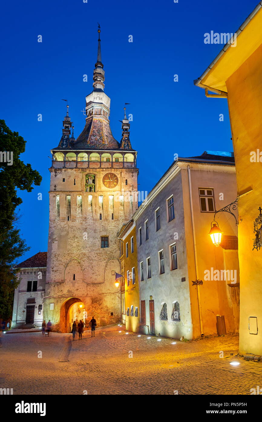 Tour de l'horloge de la vieille ville de Sighisoara, soir, Transylvanie, Roumanie Banque D'Images