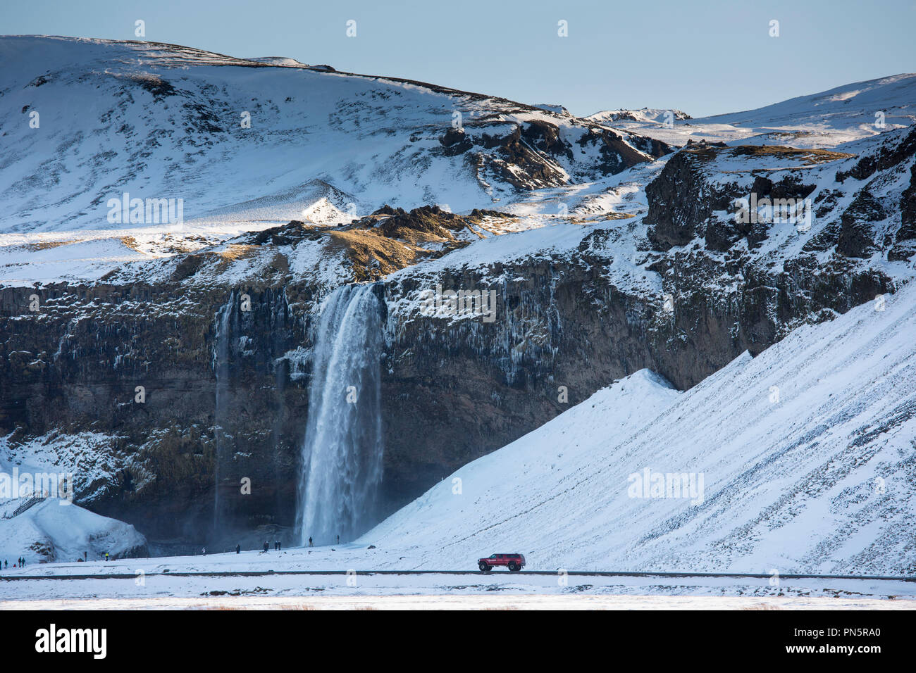 Spectaculaire cascade de Seljalandsfoss dans le sud de l'Islande avec les eaux de la fonte des inlandsis Eyjafjahajokul Banque D'Images
