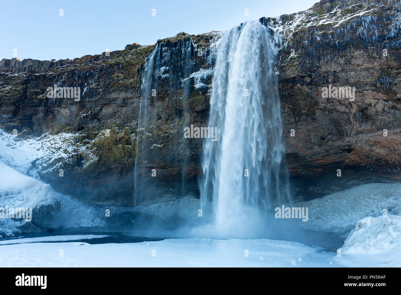Spectaculaire cascade de Seljalandsfoss dans le sud de l'Islande avec les eaux de la fonte des inlandsis Eyjafjahajokul Banque D'Images