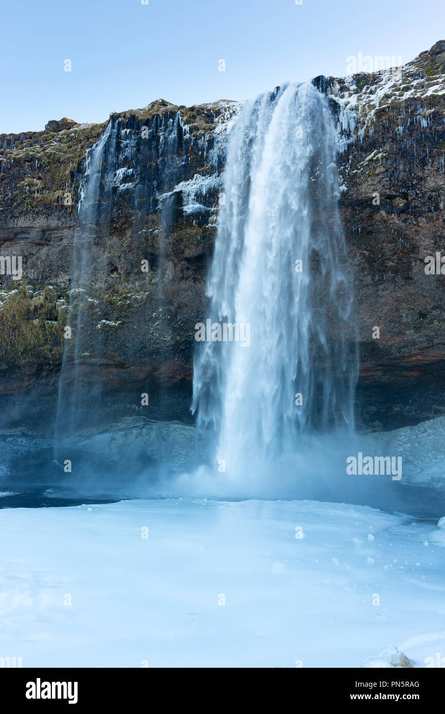 Spectaculaire cascade de Seljalandsfoss dans le sud de l'Islande avec les eaux de fonte des glaciers jaillissante calotte Eyjafjahajokul Banque D'Images