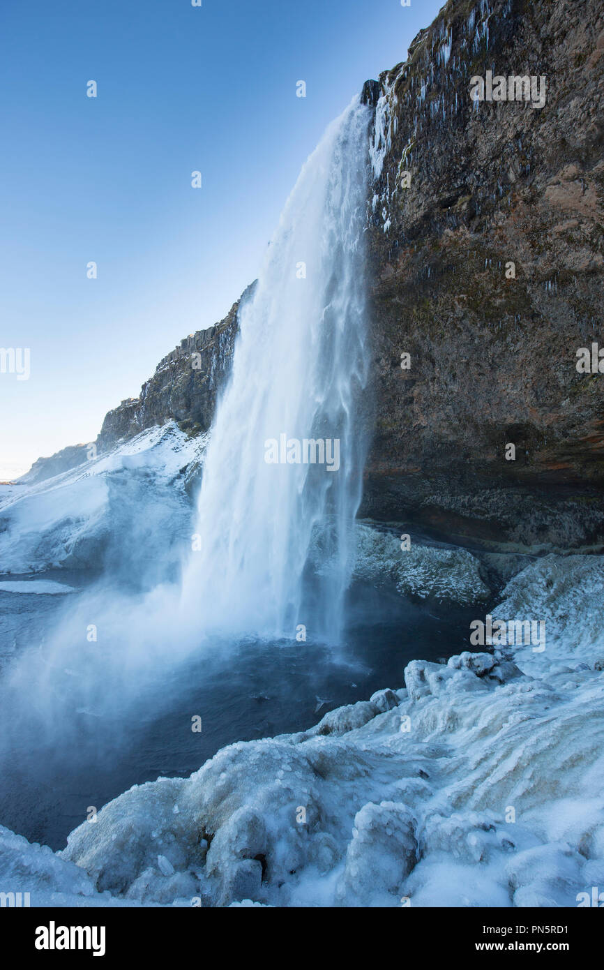 Spectaculaire cascade de Seljalandsfoss dans le sud de l'Islande avec les eaux de fonte des glaciers jaillissante calotte Eyjafjahajokul Banque D'Images