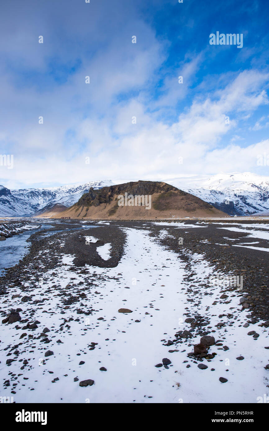 Logements et en vertu de l'Eyjafjallajokull glacier moraine volcanique célèbre pour éruption volcanique majeure, de la vallée de Thorsmork. Géoparc Katla le Sud de l'Islande Banque D'Images