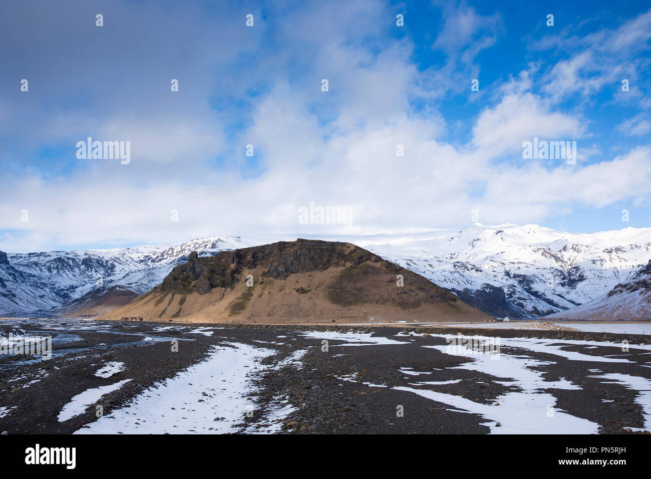 Logements et en vertu de l'Eyjafjallajokull glacier moraine volcanique célèbre pour éruption volcanique majeure, Katla géoparc dans le sud de l'Islande Banque D'Images