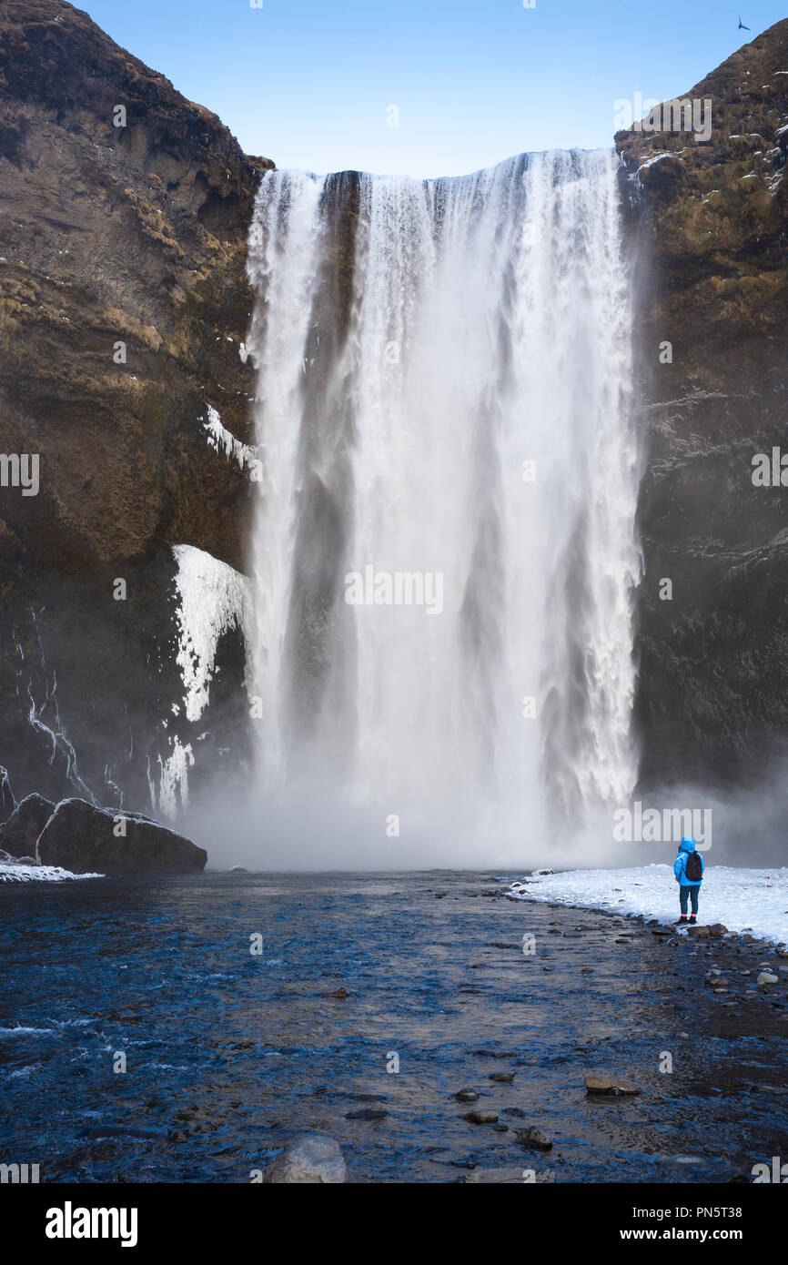Spectaculaire cascade touristique à Skogar - Skogar - dans le sud de l'Islande avec les eaux de fonte des glaciers jaillissante Banque D'Images