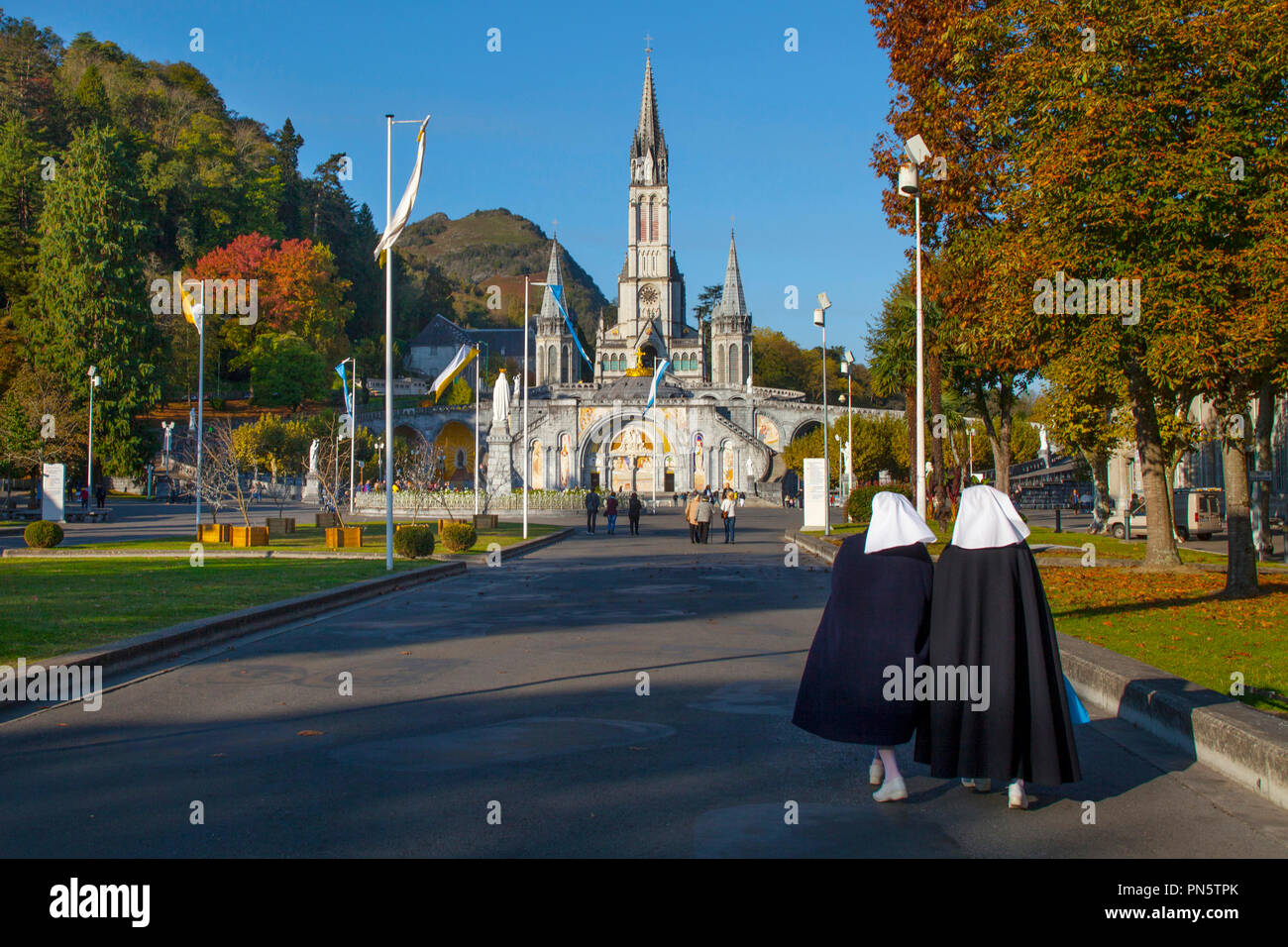 Lourdes (sud-ouest de la France) : Vue extérieure de la Basilique de Notre-Dame du Rosaire, la place et Notre Dame de Lourdes sanctuaire. Deux religieuses quelques t Banque D'Images