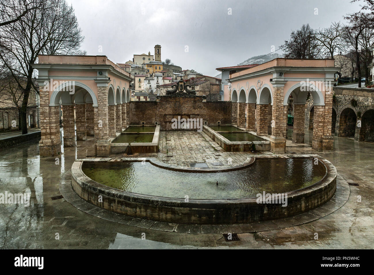 Fontaine monumentale de Goriano Sicoli par jour de pluie.Goriano Sicoli, province de l'Aquila, Abruzzes, Italie, Europe Banque D'Images