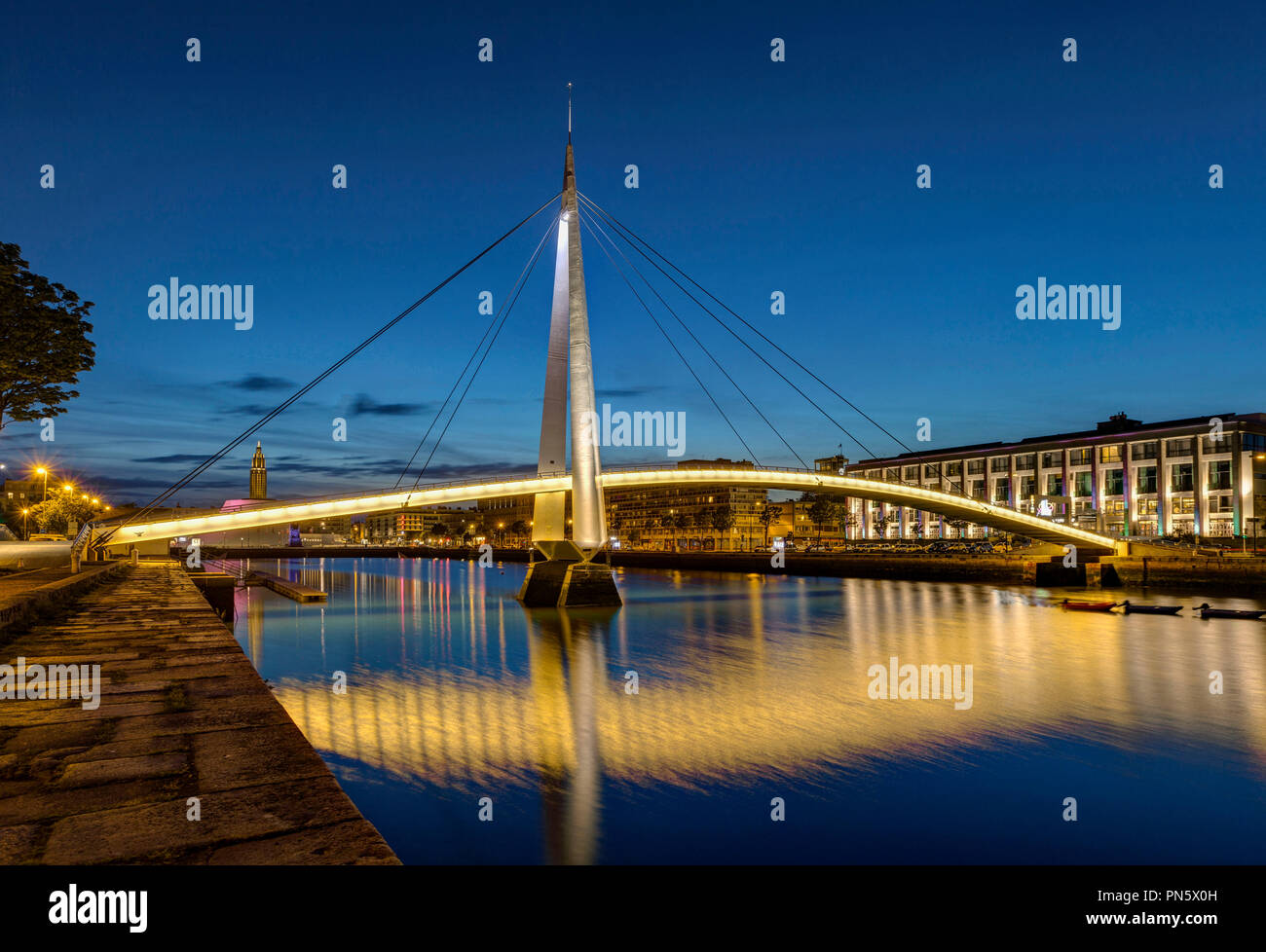 Le Havre (76) : vue de la nuit de l'portÕs passerelle, la salle de concert 'Le Volcan', le centre des arts 'Espace' Oscar Niemeyer et St Joseph's Church (pas Banque D'Images