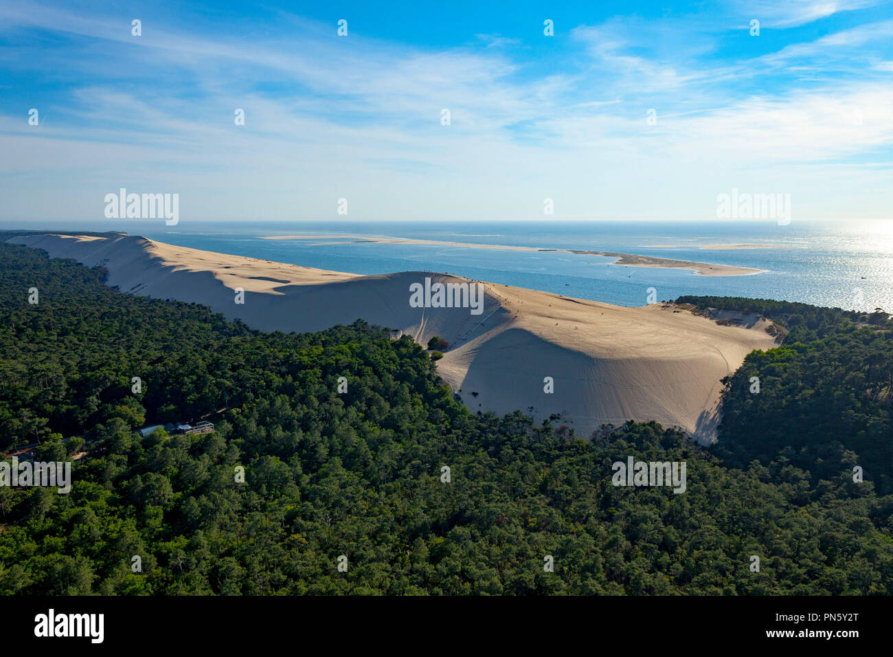 Vue aérienne de la dune du Pyla dans le bassin d'Arcachon. Aperçu de la dune et de la forêt des Landes (pas disponible pour la production de cartes postales) Banque D'Images