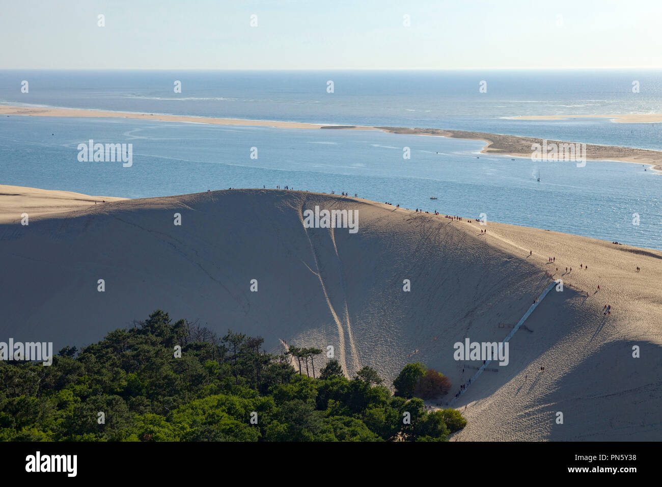 Vue aérienne de la dune du Pyla dans le bassin d'Arcachon. Aperçu de la dune et de la forêt des Landes (pas disponible pour la production de cartes postales) Banque D'Images