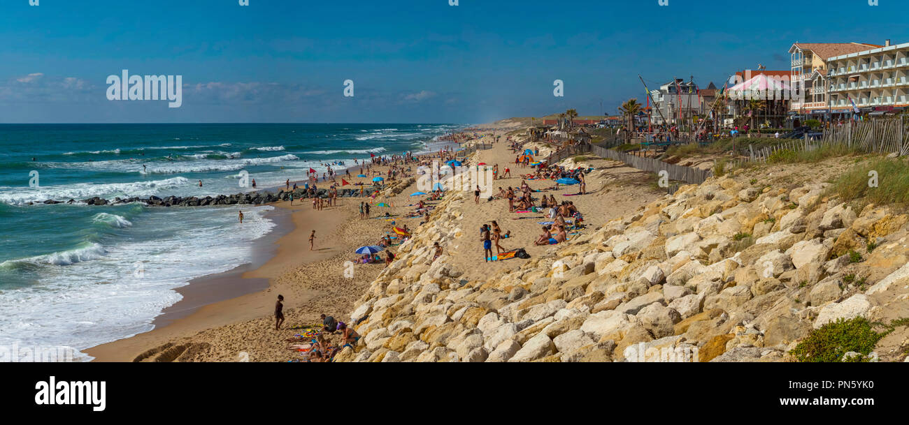 Gare (sud-ouest de la France) : les touristes sur la plage en été, les bâtiments le long du front de mer, et l'utilisation de l'enrochement pour protéger le littoral d'ero Banque D'Images