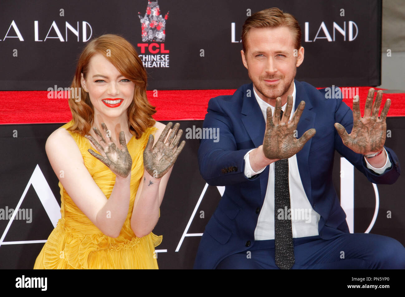 Emma Stone et Ryan Gosling à leur main et cérémonie à l'Empreinte Théâtre chinois de Grauman à Hollywood, CA, le 7 décembre 2016. Photo par Joseph Martinez / PictureLux Banque D'Images