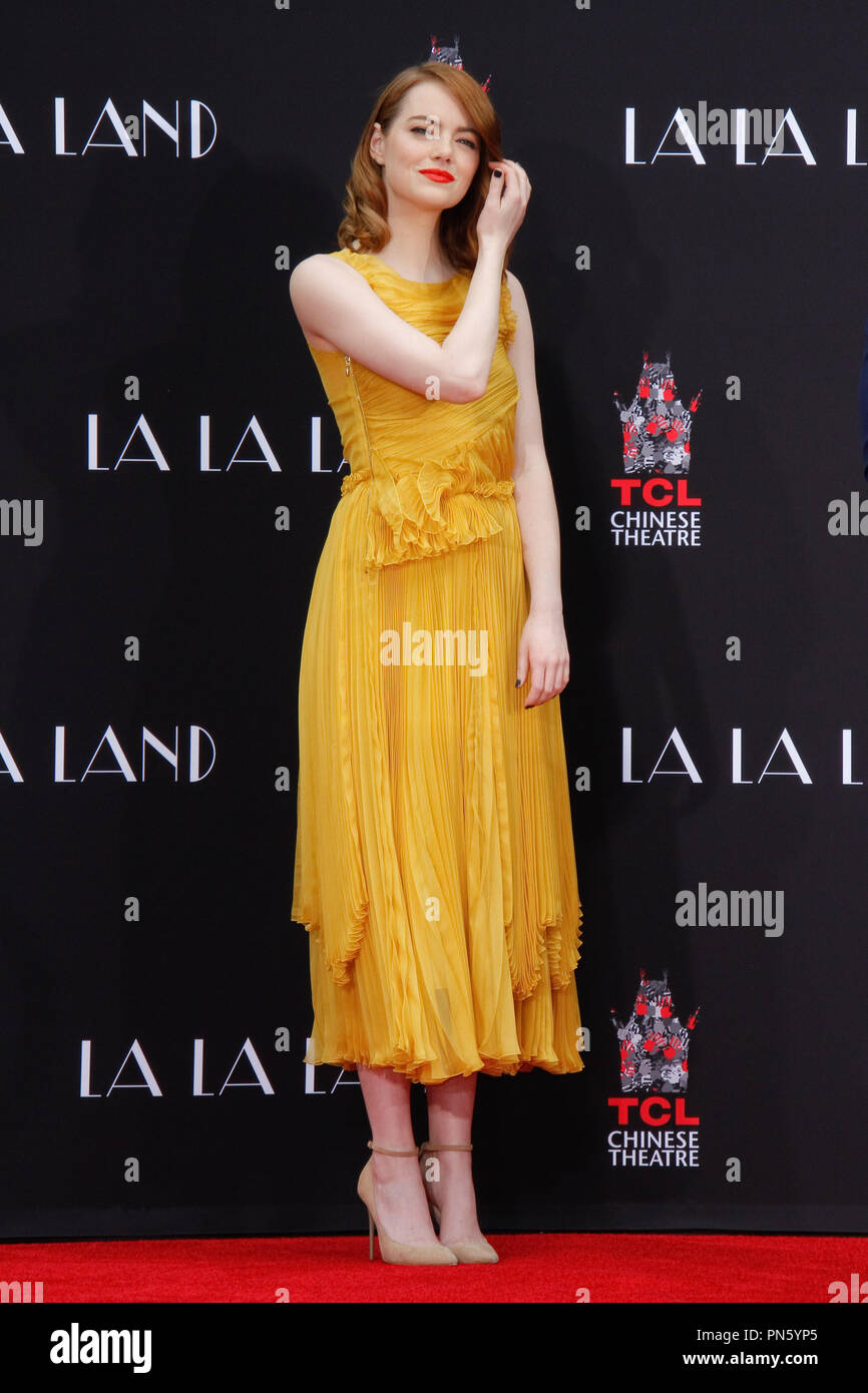 Emma Stone à la main et la cérémonie qui a eu lieu à l'Empreinte Théâtre chinois de Grauman à Hollywood, CA, le 7 décembre 2016. Photo par Joseph Martinez / PictureLux Banque D'Images