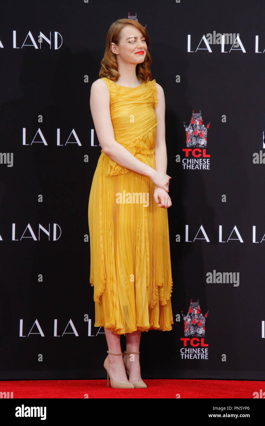 Emma Stone à la main et la cérémonie qui a eu lieu à l'Empreinte Théâtre chinois de Grauman à Hollywood, CA, le 7 décembre 2016. Photo par Joseph Martinez / PictureLux Banque D'Images