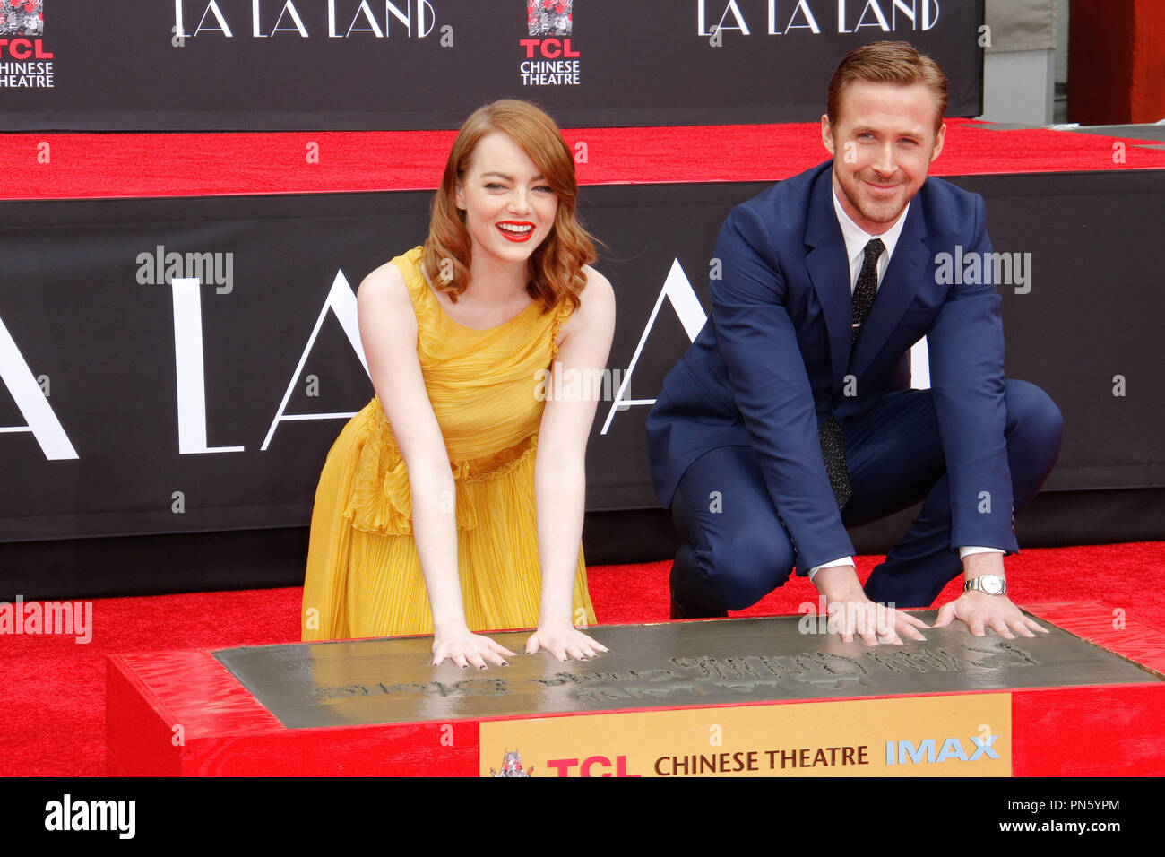 Emma Stone et Ryan Gosling à leur main et cérémonie à l'Empreinte Théâtre chinois de Grauman à Hollywood, CA, le 7 décembre 2016. Photo par Joseph Martinez / PictureLux Banque D'Images