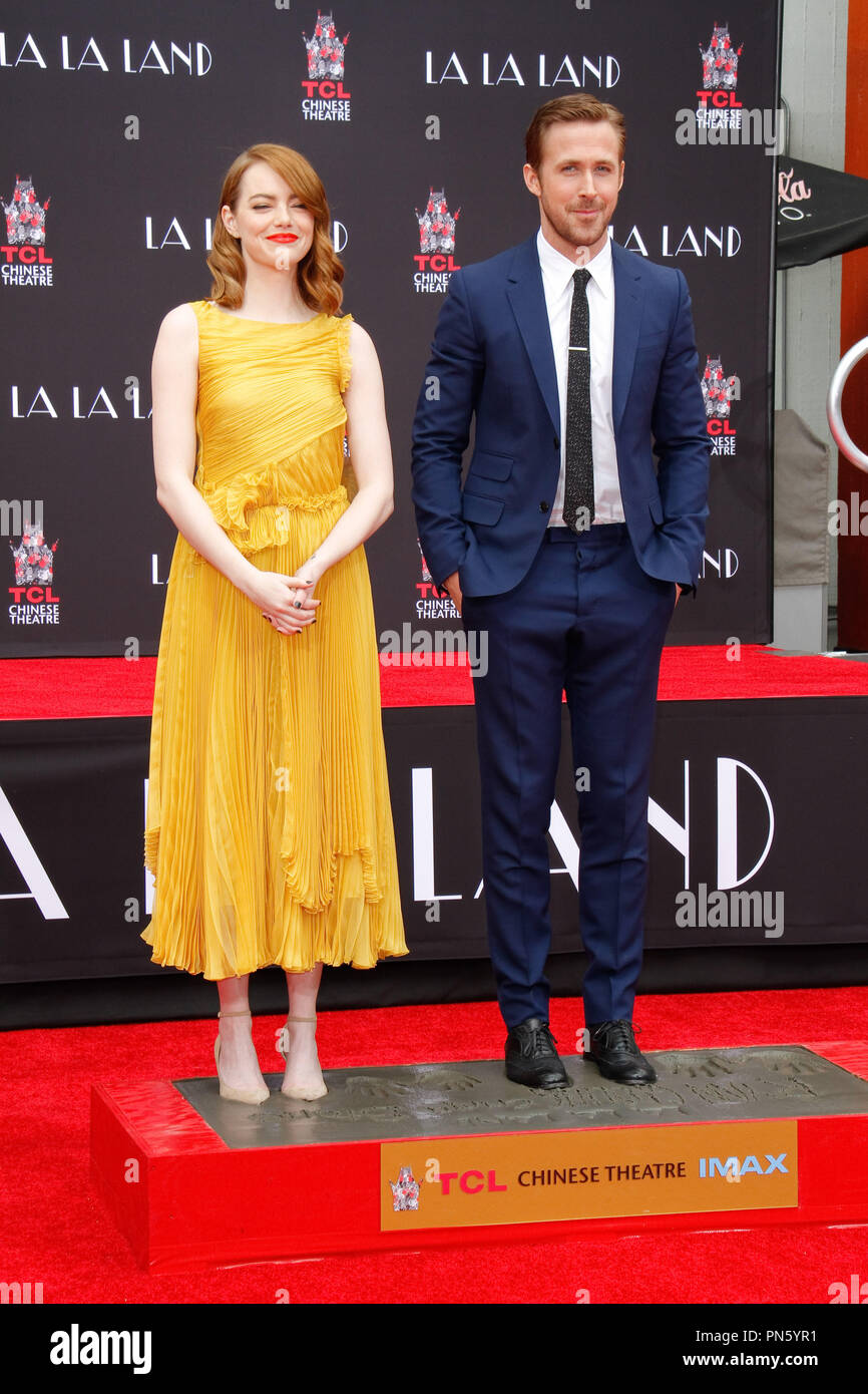 Emma Stone et Ryan Gosling à leur main et cérémonie à l'Empreinte Théâtre chinois de Grauman à Hollywood, CA, le 7 décembre 2016. Photo par Joseph Martinez / PictureLux Banque D'Images