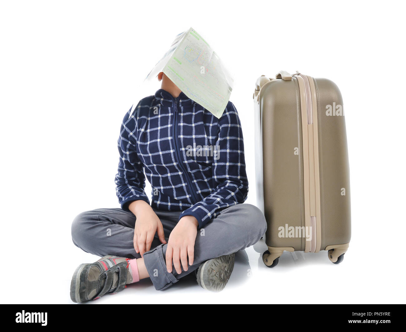 Asian boy dormir avec la carte et l'assurance sur fond blanc. Banque D'Images