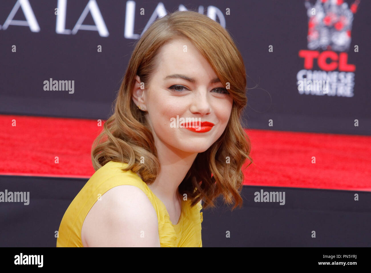 Emma Stone à la main et la cérémonie qui a eu lieu à l'Empreinte Théâtre chinois de Grauman à Hollywood, CA, le 7 décembre 2016. Photo par Joseph Martinez / PictureLux Banque D'Images