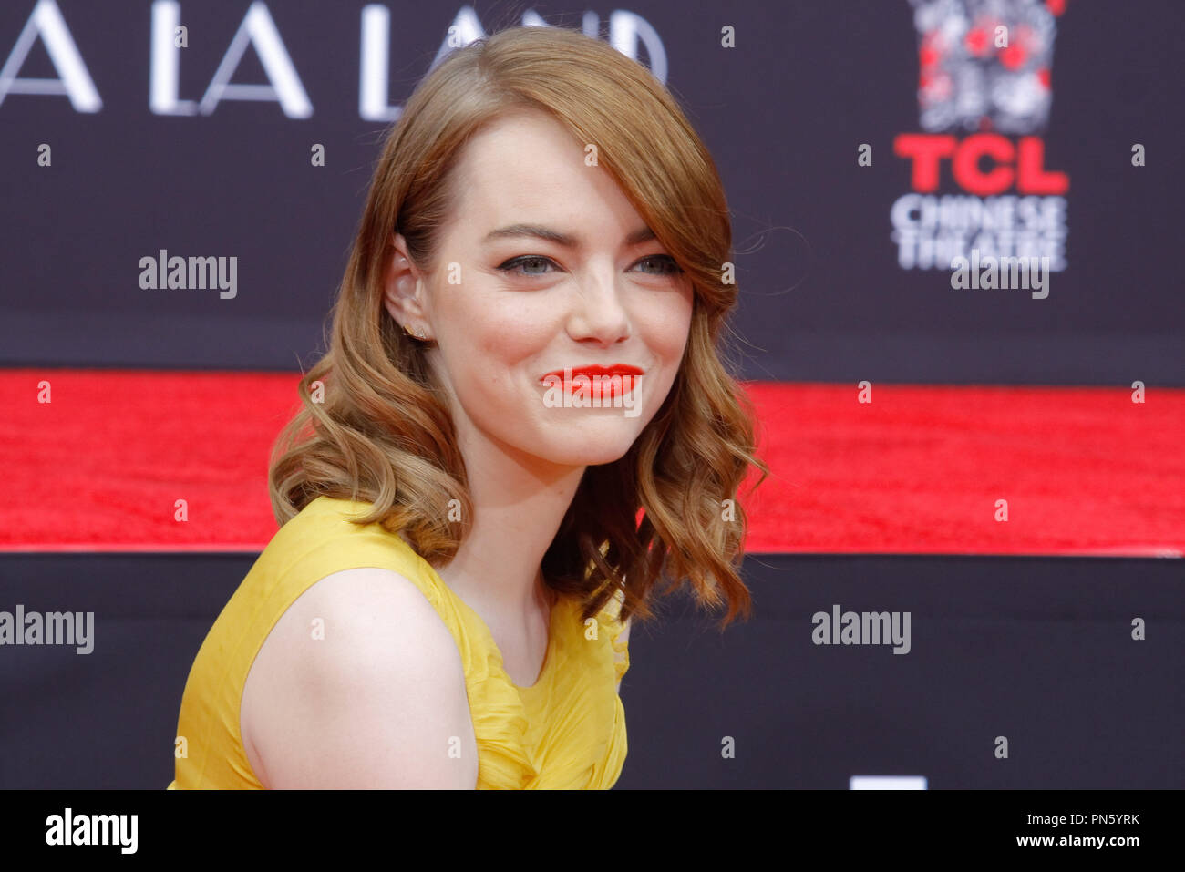 Emma Stone à la main et la cérémonie qui a eu lieu à l'Empreinte Théâtre chinois de Grauman à Hollywood, CA, le 7 décembre 2016. Photo par Joseph Martinez / PictureLux Banque D'Images