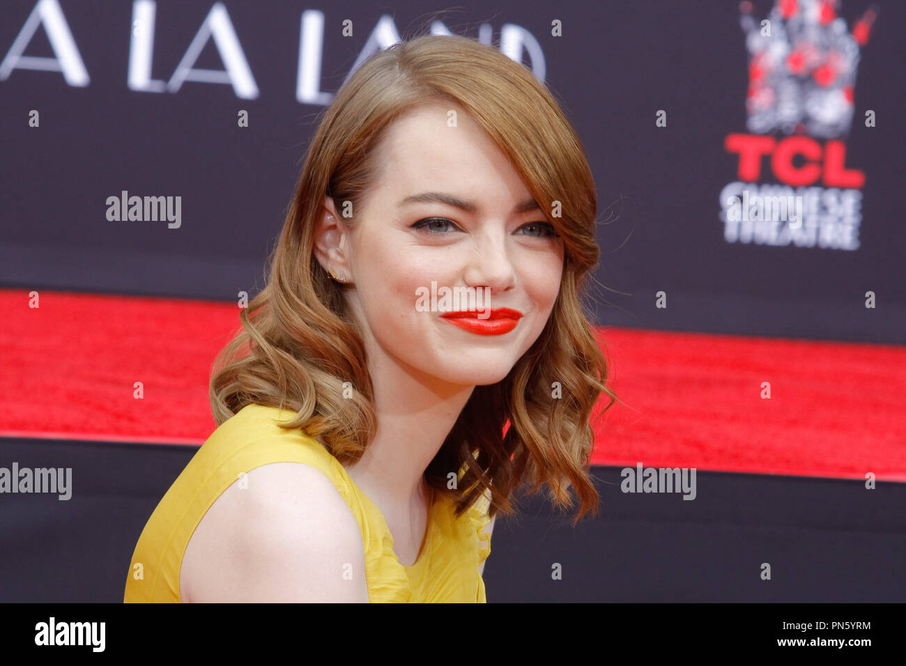 Emma Stone à la main et la cérémonie qui a eu lieu à l'Empreinte Théâtre chinois de Grauman à Hollywood, CA, le 7 décembre 2016. Photo par Joseph Martinez / PictureLux Banque D'Images