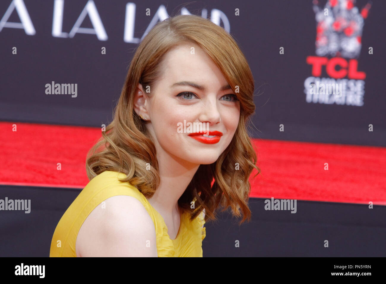 Emma Stone à la main et la cérémonie qui a eu lieu à l'Empreinte Théâtre chinois de Grauman à Hollywood, CA, le 7 décembre 2016. Photo par Joseph Martinez / PictureLux Banque D'Images
