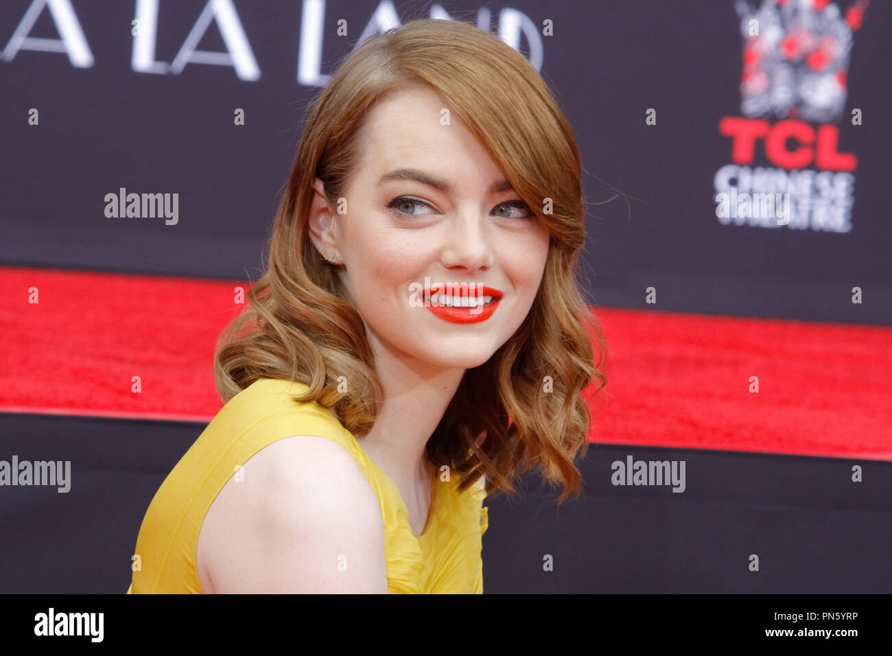 Emma Stone à la main et la cérémonie qui a eu lieu à l'Empreinte Théâtre chinois de Grauman à Hollywood, CA, le 7 décembre 2016. Photo par Joseph Martinez / PictureLux Banque D'Images