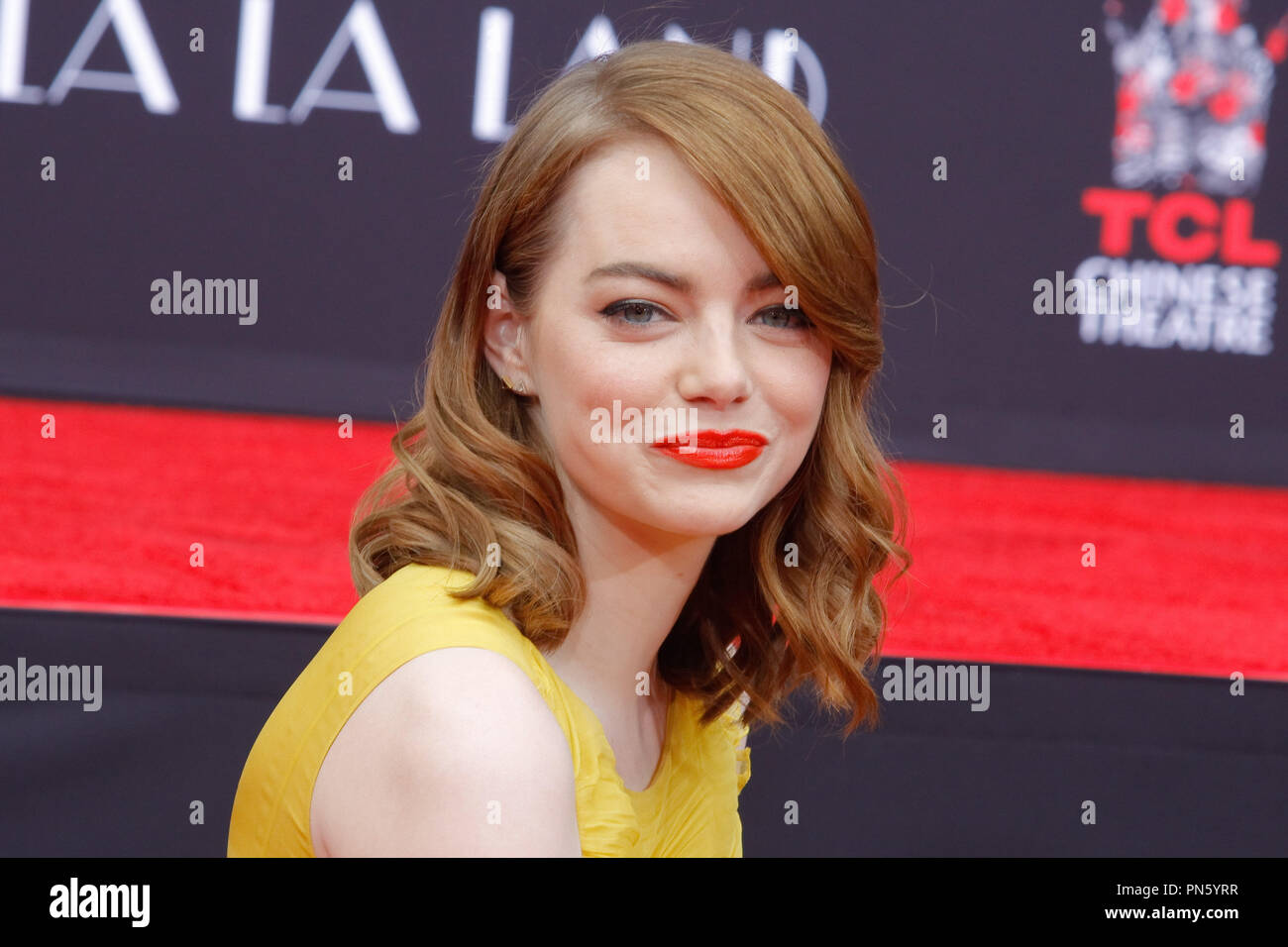 Emma Stone à la main et la cérémonie qui a eu lieu à l'Empreinte Théâtre chinois de Grauman à Hollywood, CA, le 7 décembre 2016. Photo par Joseph Martinez / PictureLux Banque D'Images
