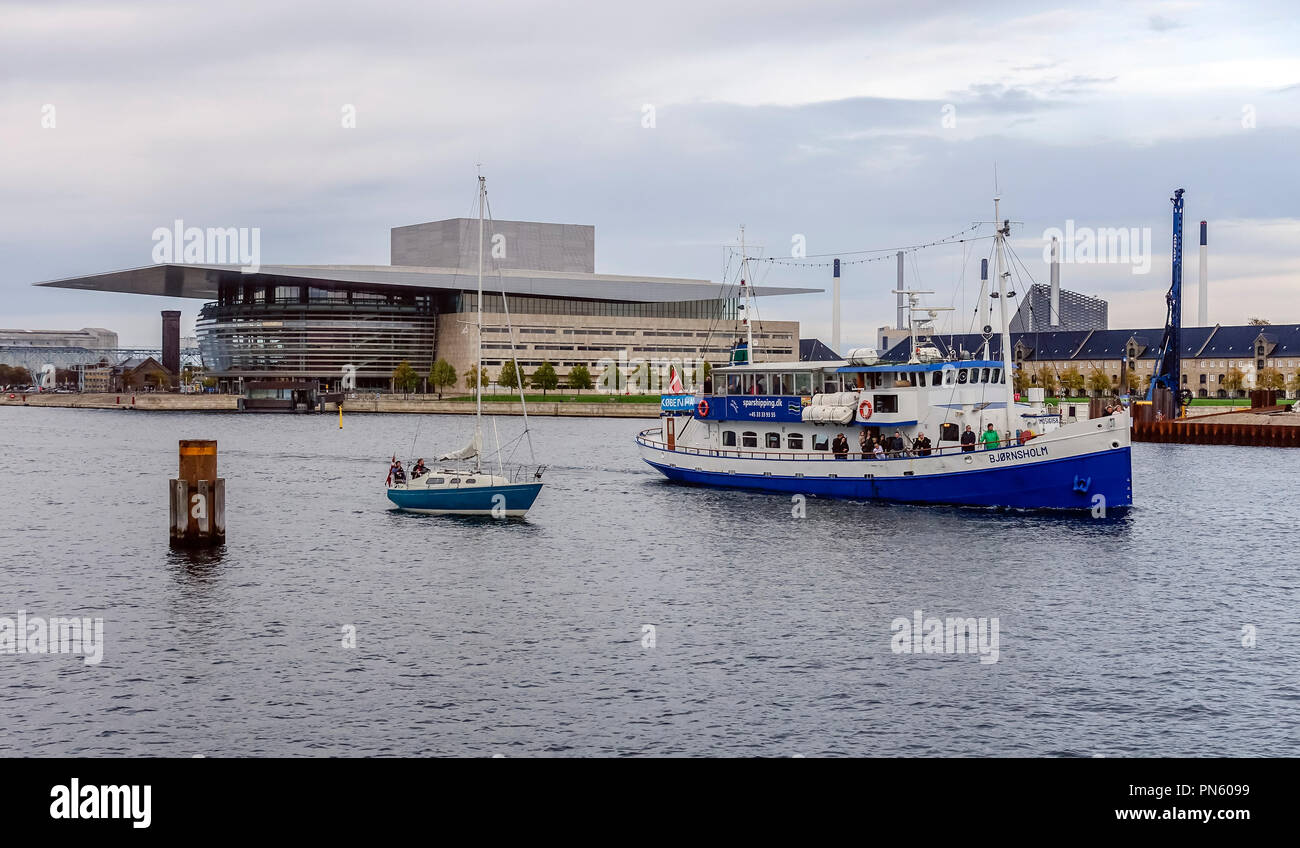 Bateau de croisière M/S Bjørnsholm retourne au passage du port de Copenhague Nyhavn Danemark Europe avec l'Opéra en arrière-plan. Banque D'Images