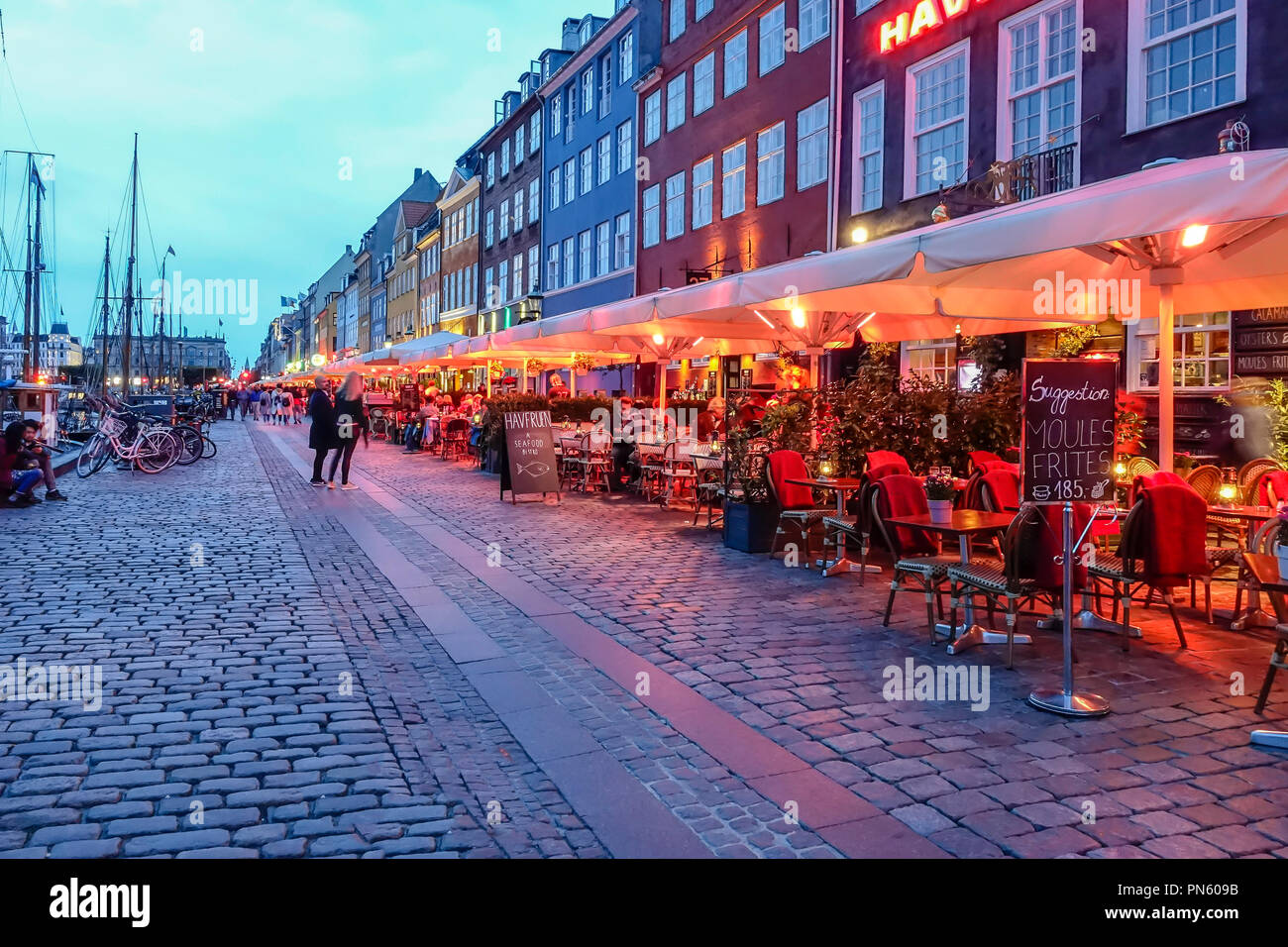 Soirée d'automne ourdoor boire et manger dans l'Europe Danemark Copenhague Nyhavn Banque D'Images