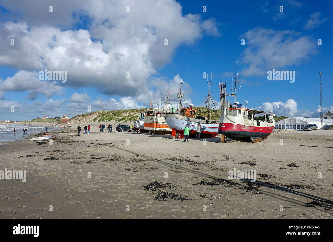 Bateaux de pêche tiré vers le haut sur la plage de Løkken Vendsyssel, Jylland Danemark Europe Banque D'Images
