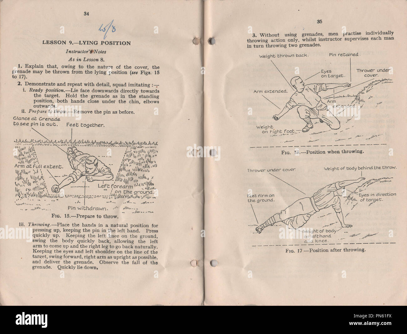 Manuel de formation sur les armes légères 1 Volume 13 Numéro de brochure ou de grenades Mills bomb publié en 1937 par le ministère de la guerre pour fournir des instructions aux militaires britanniques sur l'utilisation de la grenade à main pendant la période d'avant guerre et la seconde guerre mondiale Banque D'Images