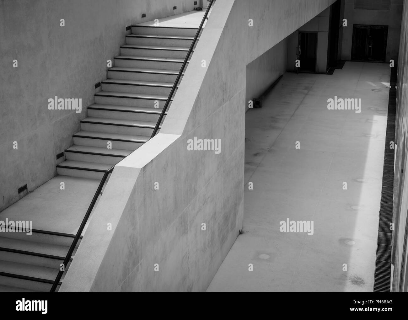 Escalier en béton moderne en plein air. Escaliers pour piscine service de nettoyage. À côté de l'escalier de la piscine. L'étape de vie concept. Escalier piscine archi Banque D'Images